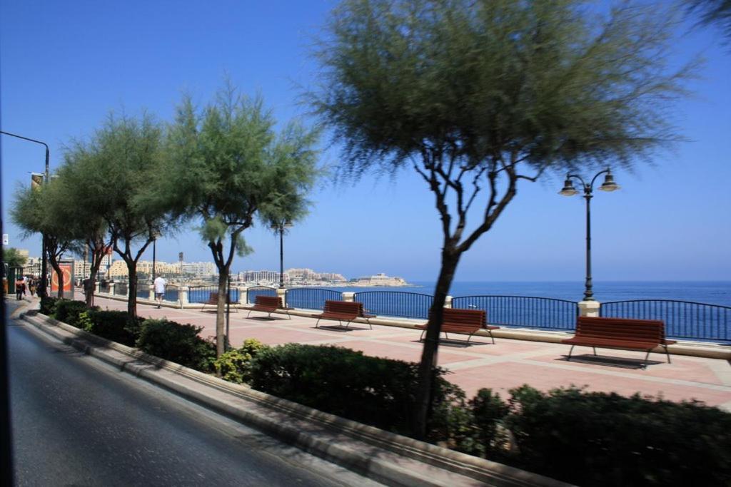 Idyllic Apartment Steps From The Promenade Sliema Kültér fotó