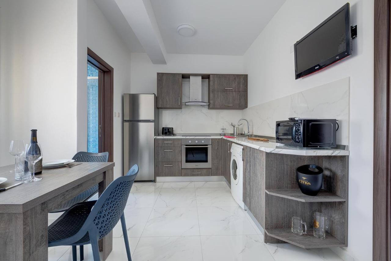 Idyllic Apartment Steps From The Promenade Sliema Kültér fotó